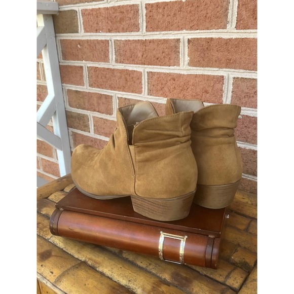 2 Pair Women's Ankle Boots Booties Suede 10 Taupe Tan - Picture 5 of 11